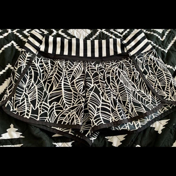 Lululemon shorts with liner - Picture 1 of 3